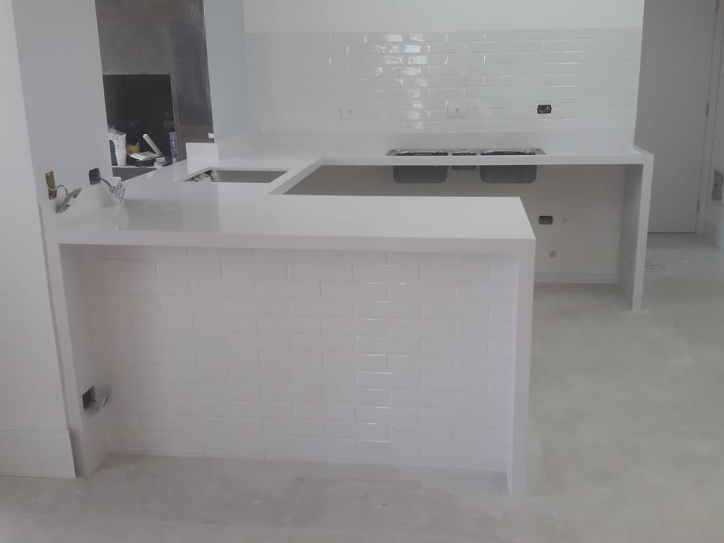 Quartzo branco mancha? Guia prático para bancadas de cozinha